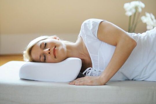 dormir sobre una almohada ortopédica para la osteocondrosis cervical